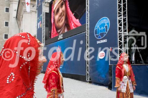 Während die türkischen Fans noch gespannt auf den Beginn des EM-Spiels Türkei - Tschechien warteten, unterhielt eine türkische Folkloregruppe am Sonntag abend die Fußballfreunde in der Salzburger Fanzone. Mit Tanz und Musik begeisterte die traditionelle Volkstanzgruppe auf der FanZonen-Bühne und ließ die Zeit bis zum Ankick wie im Flug vergehen. Das Projekt „Europe lives in Salzburg