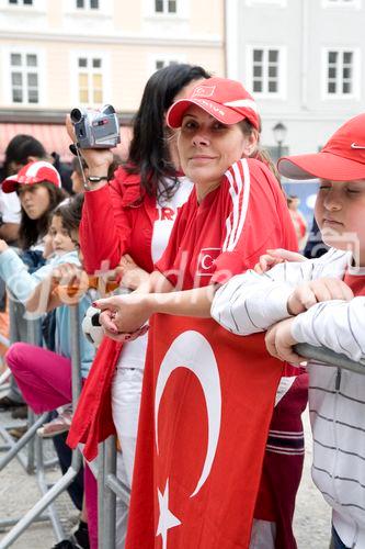 Während die türkischen Fans noch gespannt auf den Beginn des EM-Spiels Türkei - Tschechien warteten, unterhielt eine türkische Folkloregruppe am Sonntag abend die Fußballfreunde in der Salzburger Fanzone. Mit Tanz und Musik begeisterte die traditionelle Volkstanzgruppe auf der FanZonen-Bühne und ließ die Zeit bis zum Ankick wie im Flug vergehen. Das Projekt „Europe lives in Salzburg