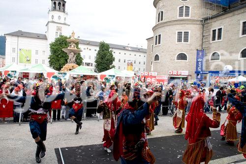 Während die türkischen Fans noch gespannt auf den Beginn des EM-Spiels Türkei - Tschechien warteten, unterhielt eine türkische Folkloregruppe am Sonntag abend die Fußballfreunde in der Salzburger Fanzone. Mit Tanz und Musik begeisterte die traditionelle Volkstanzgruppe auf der FanZonen-Bühne und ließ die Zeit bis zum Ankick wie im Flug vergehen. Das Projekt „Europe lives in Salzburg