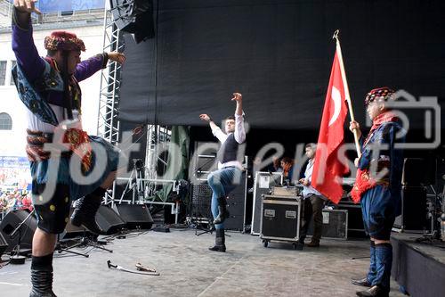 Während die türkischen Fans noch gespannt auf den Beginn des EM-Spiels Türkei - Tschechien warteten, unterhielt eine türkische Folkloregruppe am Sonntag abend die Fußballfreunde in der Salzburger Fanzone. Mit Tanz und Musik begeisterte die traditionelle Volkstanzgruppe auf der FanZonen-Bühne und ließ die Zeit bis zum Ankick wie im Flug vergehen. Das Projekt „Europe lives in Salzburg