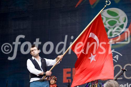 Während die türkischen Fans noch gespannt auf den Beginn des EM-Spiels Türkei - Tschechien warteten, unterhielt eine türkische Folkloregruppe am Sonntag abend die Fußballfreunde in der Salzburger Fanzone. Mit Tanz und Musik begeisterte die traditionelle Volkstanzgruppe auf der FanZonen-Bühne und ließ die Zeit bis zum Ankick wie im Flug vergehen. Das Projekt „Europe lives in Salzburg