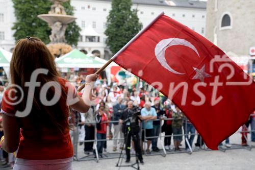 Während die türkischen Fans noch gespannt auf den Beginn des EM-Spiels Türkei - Tschechien warteten, unterhielt eine türkische Folkloregruppe am Sonntag abend die Fußballfreunde in der Salzburger Fanzone. Mit Tanz und Musik begeisterte die traditionelle Volkstanzgruppe auf der FanZonen-Bühne und ließ die Zeit bis zum Ankick wie im Flug vergehen. Das Projekt „Europe lives in Salzburg