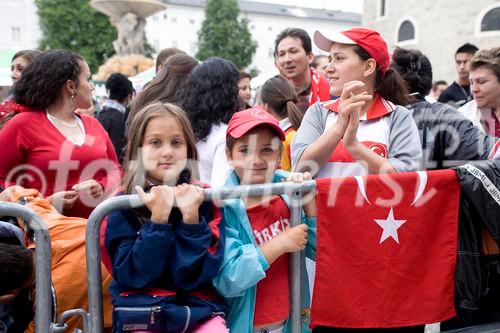 Während die türkischen Fans noch gespannt auf den Beginn des EM-Spiels Türkei - Tschechien warteten, unterhielt eine türkische Folkloregruppe am Sonntag abend die Fußballfreunde in der Salzburger Fanzone. Mit Tanz und Musik begeisterte die traditionelle Volkstanzgruppe auf der FanZonen-Bühne und ließ die Zeit bis zum Ankick wie im Flug vergehen. Das Projekt „Europe lives in Salzburg