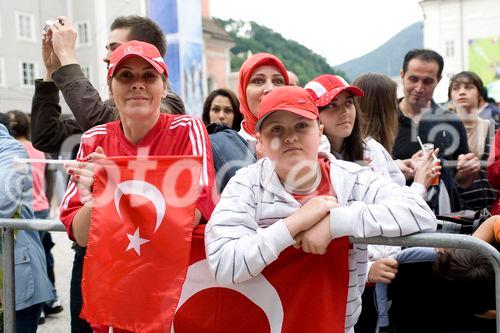 Während die türkischen Fans noch gespannt auf den Beginn des EM-Spiels Türkei - Tschechien warteten, unterhielt eine türkische Folkloregruppe am Sonntag abend die Fußballfreunde in der Salzburger Fanzone. Mit Tanz und Musik begeisterte die traditionelle Volkstanzgruppe auf der FanZonen-Bühne und ließ die Zeit bis zum Ankick wie im Flug vergehen. Das Projekt „Europe lives in Salzburg