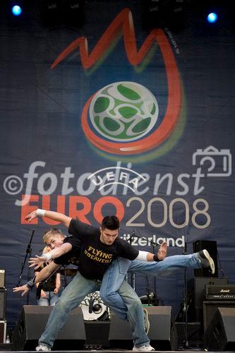 Während die türkischen Fans noch gespannt auf den Beginn des EM-Spiels Türkei - Tschechien warteten, unterhielt eine türkische Folkloregruppe am Sonntag abend die Fußballfreunde in der Salzburger Fanzone. Mit Tanz und Musik begeisterte die traditionelle Volkstanzgruppe auf der FanZonen-Bühne und ließ die Zeit bis zum Ankick wie im Flug vergehen. Das Projekt „Europe lives in Salzburg