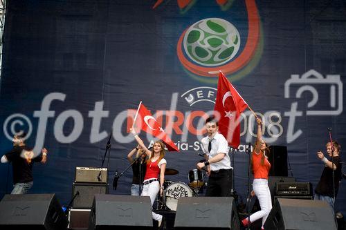 Während die türkischen Fans noch gespannt auf den Beginn des EM-Spiels Türkei - Tschechien warteten, unterhielt eine türkische Folkloregruppe am Sonntag abend die Fußballfreunde in der Salzburger Fanzone. Mit Tanz und Musik begeisterte die traditionelle Volkstanzgruppe auf der FanZonen-Bühne und ließ die Zeit bis zum Ankick wie im Flug vergehen. Das Projekt „Europe lives in Salzburg