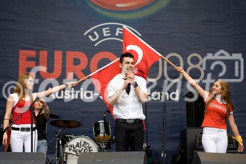 Während die türkischen Fans noch gespannt auf den Beginn des EM-Spiels Türkei - Tschechien warteten, unterhielt eine türkische Folkloregruppe am Sonntag abend die Fußballfreunde in der Salzburger Fanzone. Mit Tanz und Musik begeisterte die traditionelle Volkstanzgruppe auf der FanZonen-Bühne und ließ die Zeit bis zum Ankick wie im Flug vergehen. Das Projekt „Europe lives in Salzburg