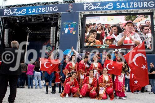 Während die türkischen Fans noch gespannt auf den Beginn des EM-Spiels Türkei - Tschechien warteten, unterhielt eine türkische Folkloregruppe am Sonntag abend die Fußballfreunde in der Salzburger Fanzone. Mit Tanz und Musik begeisterte die traditionelle Volkstanzgruppe auf der FanZonen-Bühne und ließ die Zeit bis zum Ankick wie im Flug vergehen. Das Projekt „Europe lives in Salzburg