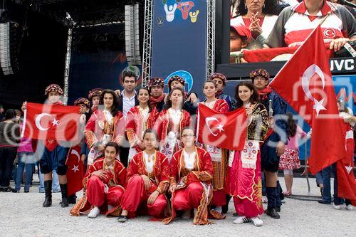 Während die türkischen Fans noch gespannt auf den Beginn des EM-Spiels Türkei - Tschechien warteten, unterhielt eine türkische Folkloregruppe am Sonntag abend die Fußballfreunde in der Salzburger Fanzone. Mit Tanz und Musik begeisterte die traditionelle Volkstanzgruppe auf der FanZonen-Bühne und ließ die Zeit bis zum Ankick wie im Flug vergehen. Das Projekt „Europe lives in Salzburg