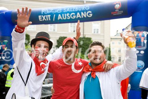 Während die türkischen Fans noch gespannt auf den Beginn des EM-Spiels Türkei - Tschechien warteten, unterhielt eine türkische Folkloregruppe am Sonntag abend die Fußballfreunde in der Salzburger Fanzone. Mit Tanz und Musik begeisterte die traditionelle Volkstanzgruppe auf der FanZonen-Bühne und ließ die Zeit bis zum Ankick wie im Flug vergehen. Das Projekt „Europe lives in Salzburg