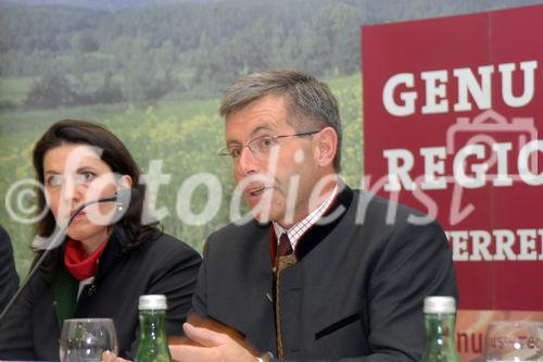 Der Paznauner Almkäse und der Nordtiroler Grauvieh Almochs dürfen sich ab sofort zur GENUSS REGION ÖSTERREICH zählen. Sektionschefin DI Edith Klauser und Agrarlandesrat Anton Steixner verliehen die Auszeichnung im Rahmen der Innsbrucker Herbstmesse. Als Vertreter der „Allianz für starke Regionen“ gratulierte Ing. Manfred Rinner, Marketing Manager Österreich u. Zentraleuropa CASE IH & STEYR: „Wir freuen uns über jede neue Genussregion. Indem die GENUSS REGION ÖSTERREICH wächst, wächst auch das Bewusstsein von Landwirten und Konsumenten für Qualität.“