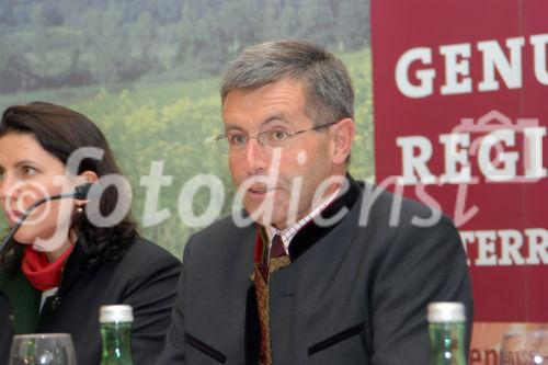 Der Paznauner Almkäse und der Nordtiroler Grauvieh Almochs dürfen sich ab sofort zur GENUSS REGION ÖSTERREICH zählen. Sektionschefin DI Edith Klauser und Agrarlandesrat Anton Steixner verliehen die Auszeichnung im Rahmen der Innsbrucker Herbstmesse. Als Vertreter der „Allianz für starke Regionen“ gratulierte Ing. Manfred Rinner, Marketing Manager Österreich u. Zentraleuropa CASE IH & STEYR: „Wir freuen uns über jede neue Genussregion. Indem die GENUSS REGION ÖSTERREICH wächst, wächst auch das Bewusstsein von Landwirten und Konsumenten für Qualität.“