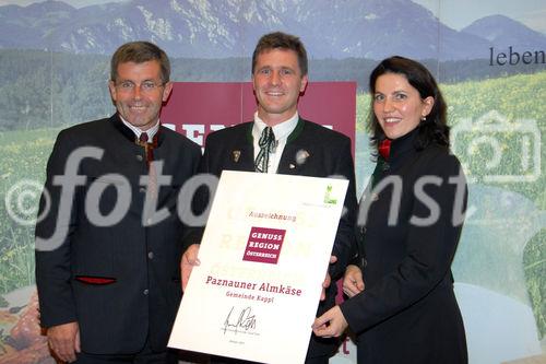 Der Paznauner Almkäse und der Nordtiroler Grauvieh Almochs dürfen sich ab sofort zur GENUSS REGION ÖSTERREICH zählen. Sektionschefin DI Edith Klauser und Agrarlandesrat Anton Steixner verliehen die Auszeichnung im Rahmen der Innsbrucker Herbstmesse. Als Vertreter der „Allianz für starke Regionen“ gratulierte Ing. Manfred Rinner, Marketing Manager Österreich u. Zentraleuropa CASE IH & STEYR: „Wir freuen uns über jede neue Genussregion. Indem die GENUSS REGION ÖSTERREICH wächst, wächst auch das Bewusstsein von Landwirten und Konsumenten für Qualität.“