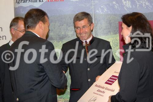 Der Paznauner Almkäse und der Nordtiroler Grauvieh Almochs dürfen sich ab sofort zur GENUSS REGION ÖSTERREICH zählen. Sektionschefin DI Edith Klauser und Agrarlandesrat Anton Steixner verliehen die Auszeichnung im Rahmen der Innsbrucker Herbstmesse. Als Vertreter der „Allianz für starke Regionen“ gratulierte Ing. Manfred Rinner, Marketing Manager Österreich u. Zentraleuropa CASE IH & STEYR: „Wir freuen uns über jede neue Genussregion. Indem die GENUSS REGION ÖSTERREICH wächst, wächst auch das Bewusstsein von Landwirten und Konsumenten für Qualität.“