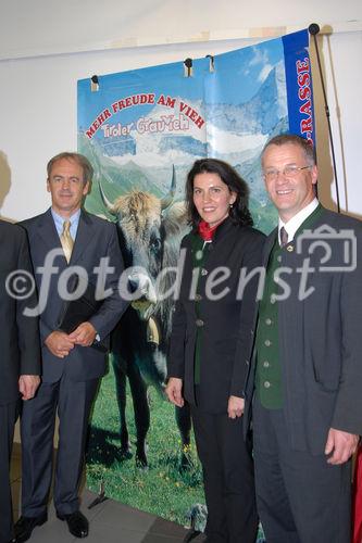 Der Paznauner Almkäse und der Nordtiroler Grauvieh Almochs dürfen sich ab sofort zur GENUSS REGION ÖSTERREICH zählen. Sektionschefin DI Edith Klauser und Agrarlandesrat Anton Steixner verliehen die Auszeichnung im Rahmen der Innsbrucker Herbstmesse. Als Vertreter der „Allianz für starke Regionen“ gratulierte Ing. Manfred Rinner, Marketing Manager Österreich u. Zentraleuropa CASE IH & STEYR: „Wir freuen uns über jede neue Genussregion. Indem die GENUSS REGION ÖSTERREICH wächst, wächst auch das Bewusstsein von Landwirten und Konsumenten für Qualität.“