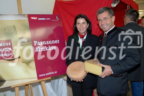 Der Paznauner Almkäse und der Nordtiroler Grauvieh Almochs dürfen sich ab sofort zur GENUSS REGION ÖSTERREICH zählen. Sektionschefin DI Edith Klauser und Agrarlandesrat Anton Steixner verliehen die Auszeichnung im Rahmen der Innsbrucker Herbstmesse. Als Vertreter der „Allianz für starke Regionen“ gratulierte Ing. Manfred Rinner, Marketing Manager Österreich u. Zentraleuropa CASE IH & STEYR: „Wir freuen uns über jede neue Genussregion. Indem die GENUSS REGION ÖSTERREICH wächst, wächst auch das Bewusstsein von Landwirten und Konsumenten für Qualität.“