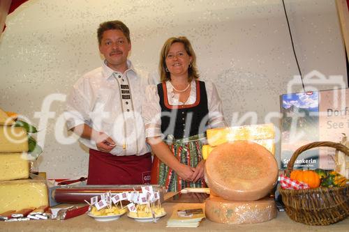 Der Paznauner Almkäse und der Nordtiroler Grauvieh Almochs dürfen sich ab sofort zur GENUSS REGION ÖSTERREICH zählen. Sektionschefin DI Edith Klauser und Agrarlandesrat Anton Steixner verliehen die Auszeichnung im Rahmen der Innsbrucker Herbstmesse. Als Vertreter der „Allianz für starke Regionen“ gratulierte Ing. Manfred Rinner, Marketing Manager Österreich u. Zentraleuropa CASE IH & STEYR: „Wir freuen uns über jede neue Genussregion. Indem die GENUSS REGION ÖSTERREICH wächst, wächst auch das Bewusstsein von Landwirten und Konsumenten für Qualität.“