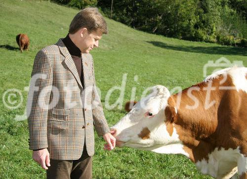 (C) Fotodienst/Anna Rauchenberger - Winzendorf - Genuss Profi Schneebergland Jungrind: Josef Schmutzer, Chef des Gasthaus Schmutzer in Winzendorf, setzt auf regionales Fleisch und Produkte aus der Umgebung. In der Küche schwingt Gattin Ute Schmutzer den Kochlöffel und verkocht dabei ausschließlich Rindfleisch aus der Region - beispielsweise von Franz Garber, einem Bio-Bauern aus Waldegg.