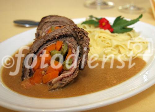 (C) Fotodienst/Anna Rauchenberger - Winzendorf - Genuss Profi Schneebergland Jungrind: Josef Schmutzer, Chef des Gasthaus Schmutzer in Winzendorf, setzt auf regionales Fleisch und Produkte aus der Umgebung. In der Küche schwingt Gattin Ute Schmutzer den Kochlöffel und verkocht dabei ausschließlich Rindfleisch aus der Region - beispielsweise von Franz Garber, einem Bio-Bauern aus Waldegg.