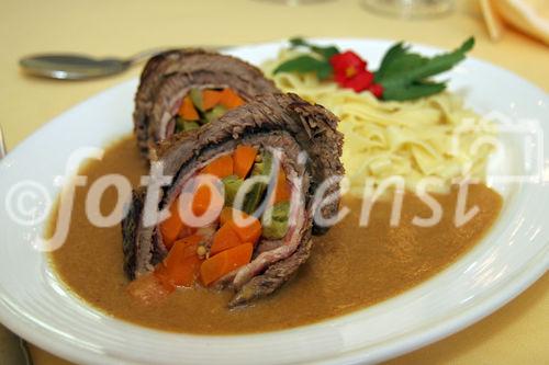 (C) Fotodienst/Anna Rauchenberger - Winzendorf - Genuss Profi Schneebergland Jungrind: Josef Schmutzer, Chef des Gasthaus Schmutzer in Winzendorf, setzt auf regionales Fleisch und Produkte aus der Umgebung. In der Küche schwingt Gattin Ute Schmutzer den Kochlöffel und verkocht dabei ausschließlich Rindfleisch aus der Region - beispielsweise von Franz Garber, einem Bio-Bauern aus Waldegg.