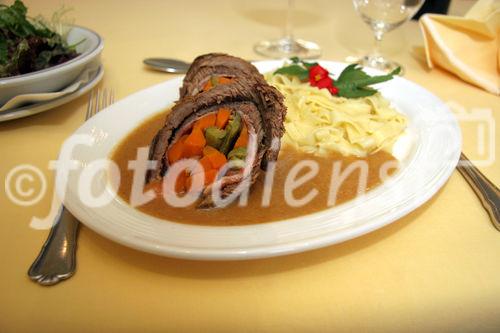 (C) Fotodienst/Anna Rauchenberger - Winzendorf - Genuss Profi Schneebergland Jungrind: Josef Schmutzer, Chef des Gasthaus Schmutzer in Winzendorf, setzt auf regionales Fleisch und Produkte aus der Umgebung. In der Küche schwingt Gattin Ute Schmutzer den Kochlöffel und verkocht dabei ausschließlich Rindfleisch aus der Region - beispielsweise von Franz Garber, einem Bio-Bauern aus Waldegg.