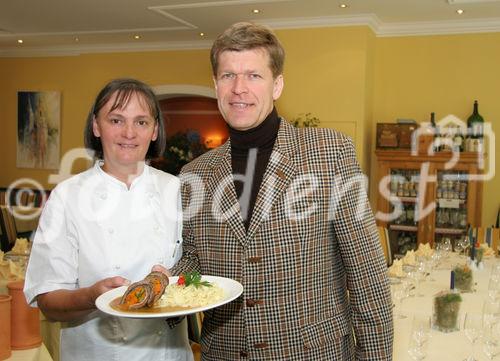 (C) Fotodienst/Anna Rauchenberger - Winzendorf - Genuss Profi Schneebergland Jungrind: Josef Schmutzer, Chef des Gasthaus Schmutzer in Winzendorf, setzt auf regionales Fleisch und Produkte aus der Umgebung. In der Küche schwingt Gattin Ute Schmutzer den Kochlöffel und verkocht dabei ausschließlich Rindfleisch aus der Region - beispielsweise von Franz Garber, einem Bio-Bauern aus Waldegg.