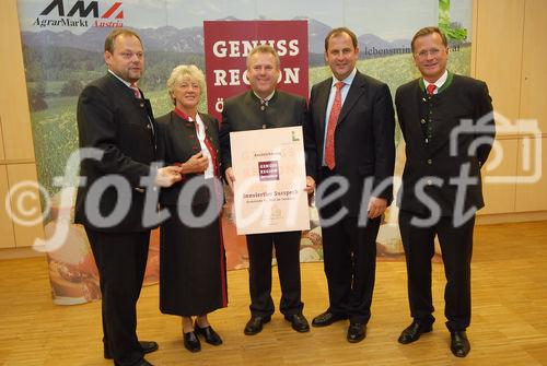 BM Josef Pröll (2.v.re.), Landesrat Josef Stockinger (li.) und Heinz Pöttinger (re.) gratulieren der neuen Genuss Region Innviertler Surspeck