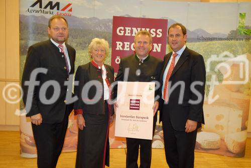 BM Josef Pröll (re.) und Landesrat Josef Stockinger (li.) gratulieren der neuen Genuss Region Innviertler Surspeck