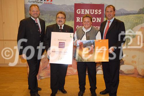 BM Josef Pröll (re.) und Landesrat Josef Stockinger (li.) gratulieren der neuen Genuss Region Schlierbacher Geflügel