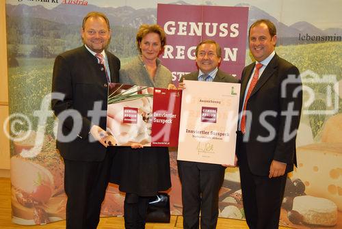 BM Josef Pröll (re.) und Landesrat Josef Stockinger (li.) gratulieren der neuen Genuss Region Innviertler Surspeck