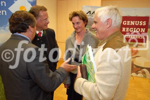 Heinz Pöttinger im Gespräch mit den Vertretern der neuen Genuss Region Innviertler Surspeck