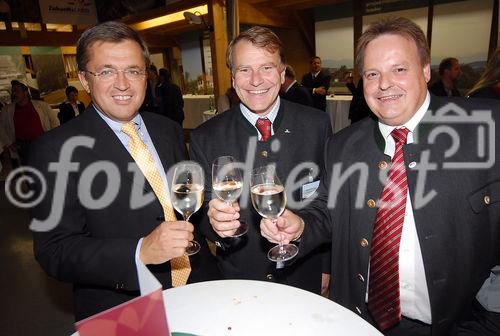 Manfred Rinner (re.), Klaus Pöttinger (mi.) amüsieren sich beim Genuss Fest in Ried