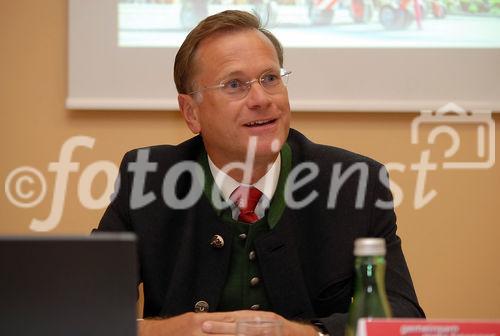 Der oberösterreichische Landmaschinenhersteller Pöttinger präsentierte auf der Rieder Messe seine erfreuliche Bilanz. Im Bild Firmenchef Mag. Heinz Pöttinger (v.l.)