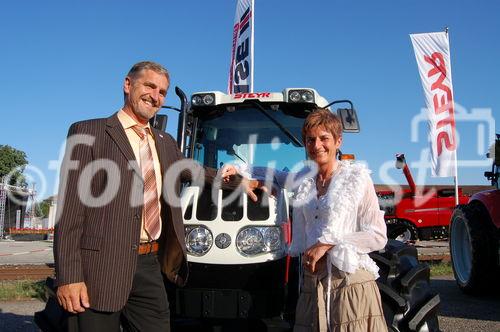 Premierenpublikum vor dem Premiere-Steyr Traktor in St. Valentin.