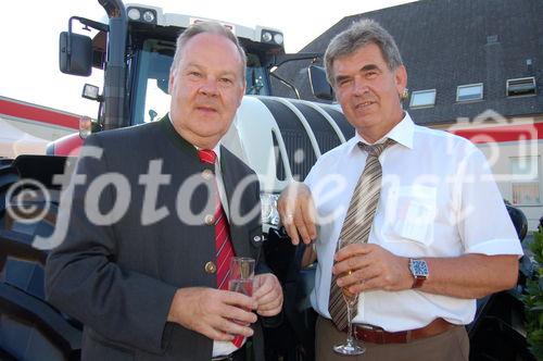 Der Geschäftsführer des Steyr-Werks in St. Valentin, DI Hans-Jochen Kessler (l.), mit Premierengast.