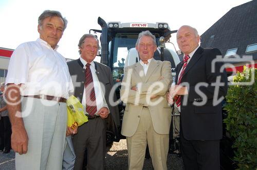 Ex-Mitarbeiter des Steyr Traktorenwerks in St. Valentin, DI Peter Mayrhofer (l.) und Spartenchef Leopold Krenn (2. v.l.)