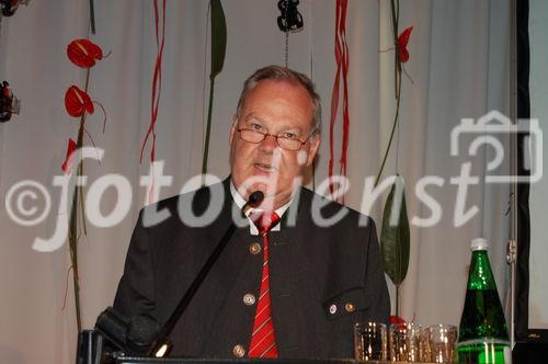 Steyr Werkschef DI Hans-Jochen Kessler bei der Begrüßung der Gäste der Jubiläumsfeier in St. Valentin.