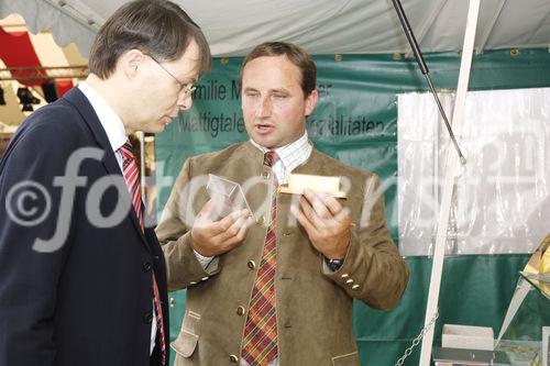 Salzburg freut sich seit Samstag über drei weitere Genussregionen. Die Auszeichnungen wurden durch BM Josef Pröll und Agrarlandesrat Sepp Eisl im Rahmen des Rupertikirtag verliehen. Dazu Dr. Gerhard Drexel, Vorstandsvorsitzender von Spar Österreich und Partner der  Allianz: „Das stete Wachstum der Genuss Region Österreich zeigt den Erfolg der Initiative von Landwirtschaftsministerium und AMA. Immer mehr Regionen wollen die Qualität und regionale Herkunft ihrer Produkte betonen.“ Die Allianz ist unter dem Leitmotiv „Starke Marken – Starke Regionen“ konsequent qualitätsorientiert und bekennt sich zur regionalen Vielfalt Österreichs. 