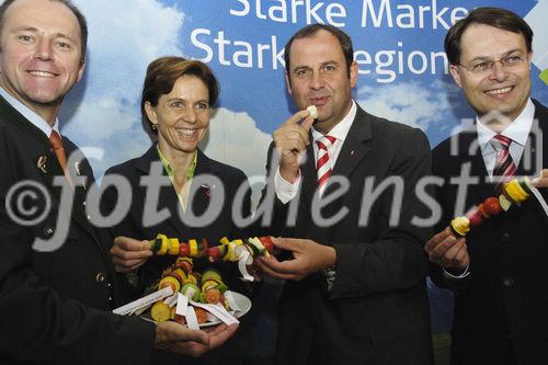 Sepp Eisl, Agrarlandesrat ;Josef Pröll, Landwirtschaftsminister ;Dr. Gerhard Drexel,Vorstandsvorsitzender Spar Österreich ;Salzburg freut sich seit Samstag über drei weitere Genussregionen. Die Auszeichnungen wurden durch BM Josef Pröll und Agrarlandesrat Sepp Eisl im Rahmen des Rupertikirtag verliehen. Dazu Dr. Gerhard Drexel, Vorstandsvorsitzender von Spar Österreich und Partner der  Allianz: „Das stete Wachstum der Genuss Region Österreich zeigt den Erfolg der Initiative von Landwirtschaftsministerium und AMA. Immer mehr Regionen wollen die Qualität und regionale Herkunft ihrer Produkte betonen.“ Die Allianz ist unter dem Leitmotiv „Starke Marken – Starke Regionen“ konsequent qualitätsorientiert und bekennt sich zur regionalen Vielfalt Österreichs. 