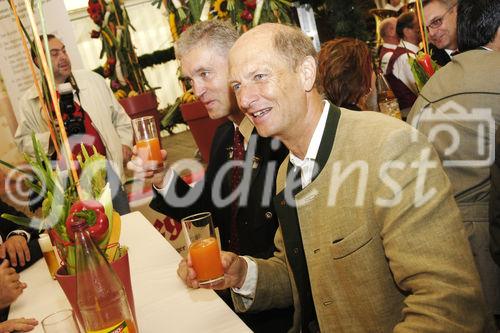 Salzburg freut sich seit Samstag über drei weitere Genussregionen. Die Auszeichnungen wurden durch BM Josef Pröll und Agrarlandesrat Sepp Eisl im Rahmen des Rupertikirtag verliehen. Dazu Dr. Gerhard Drexel, Vorstandsvorsitzender von Spar Österreich und Partner der  Allianz: „Das stete Wachstum der Genuss Region Österreich zeigt den Erfolg der Initiative von Landwirtschaftsministerium und AMA. Immer mehr Regionen wollen die Qualität und regionale Herkunft ihrer Produkte betonen.“ Die Allianz ist unter dem Leitmotiv „Starke Marken – Starke Regionen“ konsequent qualitätsorientiert und bekennt sich zur regionalen Vielfalt Österreichs. 