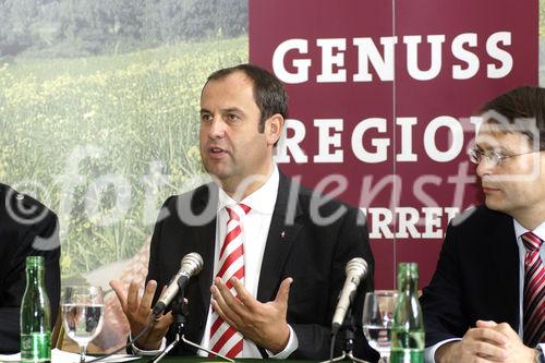 Josef Pröll, Landwirtschaftsminister ;Salzburg freut sich seit Samstag über drei weitere Genussregionen. Die Auszeichnungen wurden durch BM Josef Pröll und Agrarlandesrat Sepp Eisl im Rahmen des Rupertikirtag verliehen. Dazu Dr. Gerhard Drexel, Vorstandsvorsitzender von Spar Österreich und Partner der  Allianz: „Das stete Wachstum der Genuss Region Österreich zeigt den Erfolg der Initiative von Landwirtschaftsministerium und AMA. Immer mehr Regionen wollen die Qualität und regionale Herkunft ihrer Produkte betonen.“ Die Allianz ist unter dem Leitmotiv „Starke Marken – Starke Regionen“ konsequent qualitätsorientiert und bekennt sich zur regionalen Vielfalt Österreichs. 