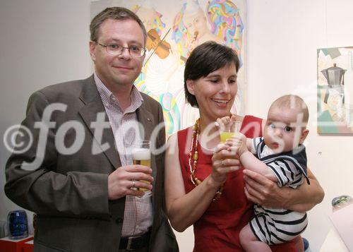 (C) fotodienst/Anna Rauchenberger - Wien 23.06.2006 - 15 Jahre Temmel, Seywald & Partner im Kunstraum in den Ringstraßengalerien. Foto: PR-Berater Thomas Neuhauser mit Familie.