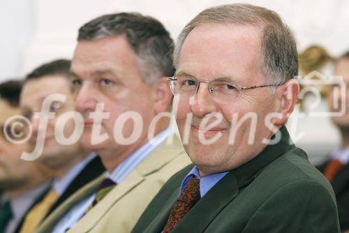 (C) fotodienst/Anna Rauchenberger - Wien 12.06.2006 - Das Ökosoziale Forum Österreich veranstaltete zum Thema 'REWE Austria AG als Handelspartner für Landwirtschaft und Industrie' einen Vortrag des Vorstandsmitglieds der REWE Austria, Frank Hensel mit anschließender Diskussion. FOTO v.r.: Erhard Wlodkowski (AMA Präsident), Stephan Mikinovic (AMA Marketing Chef), Georg Schöppl (AMA Generaldirektor).