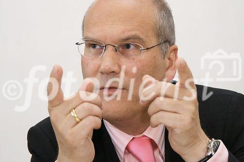 (C) fotodienst/Anna Rauchenberger - Wien 12.06.2006 - Das Ökosoziale Forum Österreich veranstaltete zum Thema 'REWE Austria AG als Handelspartner für Landwirtschaft und Industrie' einen Vortrag des Vorstandsmitglieds der REWE Austria, Frank Hensel mit anschließender Diskussion. FOTO: Frank Hensel (Vorstandsmitglied der REWE Austria AG, Wr. Neudorf).