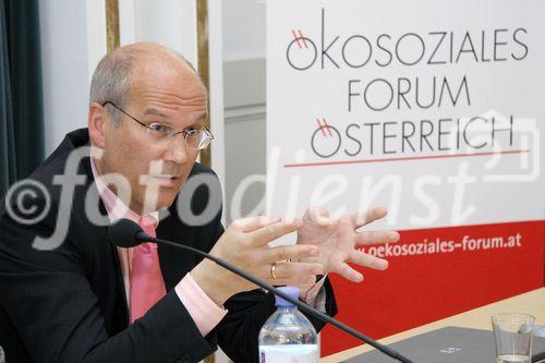 (C) fotodienst/Anna Rauchenberger - Wien 12.06.2006 - Das Ökosoziale Forum Österreich veranstaltete zum Thema 'REWE Austria AG als Handelspartner für Landwirtschaft und Industrie' einen Vortrag des Vorstandsmitglieds der REWE Austria, Frank Hensel mit anschließender Diskussion. FOTO: Frank Hensel (Vorstandsmitglied der REWE Austria AG, Wr. Neudorf).