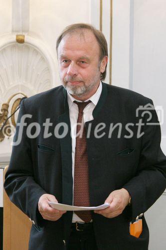 (C) fotodienst/Anna Rauchenberger - Wien 12.06.2006 - Das Ökosoziale Forum Österreich veranstaltete zum Thema 'REWE Austria AG als Handelspartner für Landwirtschaft und Industrie' einen Vortrag des Vorstandsmitglieds der REWE Austria, Frank Hensel mit anschließender Diskussion. FOTO: Ernst Scheiber (Generalsekretär des Ökosozialen Forums, Wien).