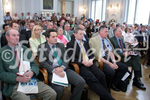 (C) fotodienst/Anna Rauchenberger - Wien 12.06.2006 - Das Ökosoziale Forum Österreich veranstaltete zum Thema 'REWE Austria AG als Handelspartner für Landwirtschaft und Industrie' einen Vortrag des Vorstandsmitglieds der REWE Austria, Frank Hensel mit anschließender Diskussion. FOTO erste Reihe v.r.: Erhard Wlodkowski (AMA Präsident), Stephan Mikinovic (AMA Marketing Chef), Georg Schöppl (AMA Generaldirektor).