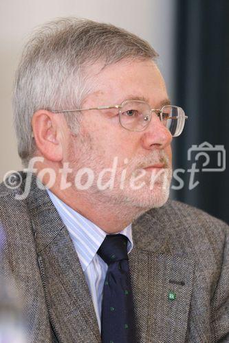 (C) fotodienst/Anna Rauchenberger - Wien 12.06.2006 - Das Ökosoziale Forum Österreich veranstaltete zum Thema 'REWE Austria AG als Handelspartner für Landwirtschaft und Industrie' einen Vortrag des Vorstandsmitglieds der REWE Austria, Frank Hensel mit anschließender Diskussion. FOTO: August Astl (Generalsekretär der Landwirtschaftskammer Österreich, Wien).