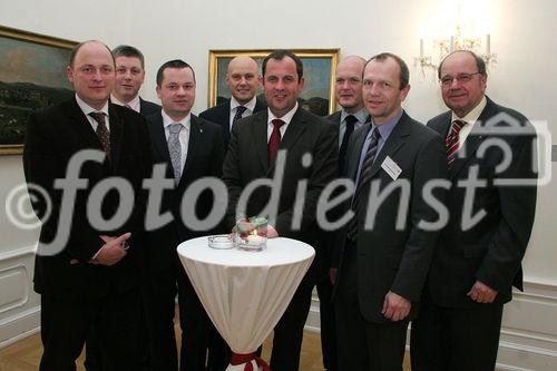 Starke Marken - starke Regionen. Bild 1.Reihe v.l.: Andreas Klauser (CNH Österreich), Marius Semmler (Zielpunkt), BM DI Josef Pröll (BMLFUW), DI Rudolf Purkhauser (IGP). 2. Reihe v.l.: Mag. Rudolf Berger (Berger Fleischwaren), Mag. Volker Hornsteiner (Billa), Dr. Franz Radatz (Radatz), KR Johann Sulzberger (Vorstand Brau Union Österreich). Foto: Anna Rauchenberger, am 17.01.06
