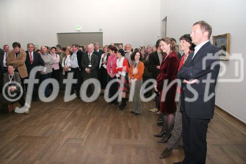 Zahlreich erschienen Prominenz und VIPs zum traditionellen WIHAST-Treffen, zu welchem Mag. Peter Weinhäupl, GF des Leopoldmuseums lud. Bild: Mag. Peter Weinhäupl (GF des Leopoldmuseums im MQ ganz rechts) und Gäste. Fotografin: Anna Rauchenberger